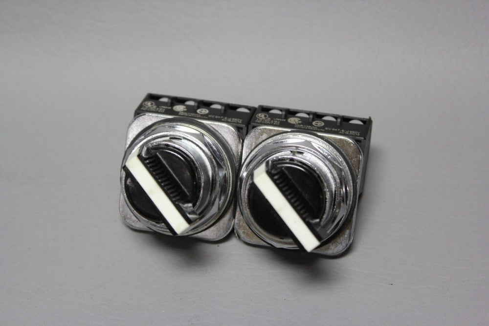 LOT OF 2 SIEMENS SELECTOR SWITCH 2 POSITION  W/CONTACT BLOCK  52SA2AAB W/52BJK