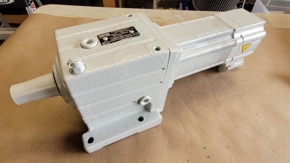 New Lenze GST05-2S VBR 09HC41 MCS09H41LRS0B0 Servo Motor 3 Phase 160V 4050r/min