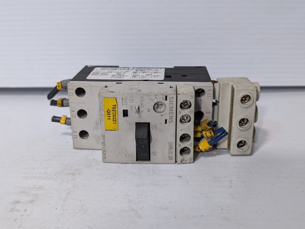 Siemens 3RV1011-1CA15 circuit breaker, size S00 for motor protection as shown