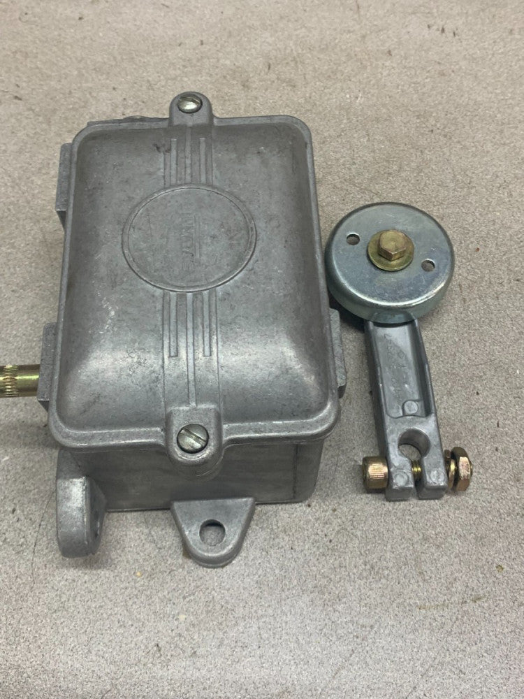 NEW NO BOX JOSLYN CLARK HEAVY DUTY LIMIT SWITCH HLLA-2 WITH A102-302347 ARM