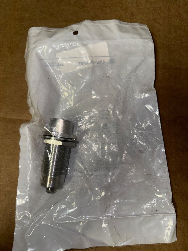 ALLEN BRADLEY 871TM-B15N30-R3 INDUCTIVE PROXIMITY SENSOR, SERIES-B, NEW