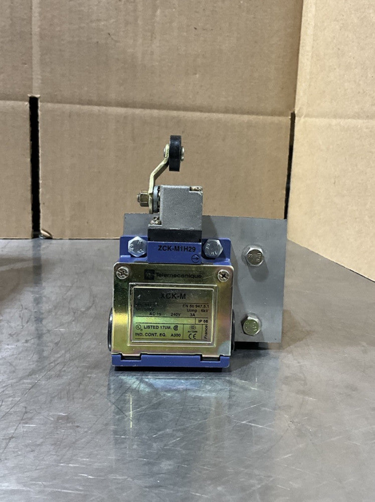 TELEMECANIQUE XCK-M POSITION SWITCH LIMIT SWITCH XCK-M  WITH ROLLER ZCK-D15