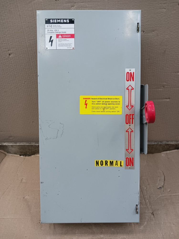 Siemens 30 Amp Non-Fused Double-Throw Enclosed Switch 2 Pole 240 VAC NF221DTK