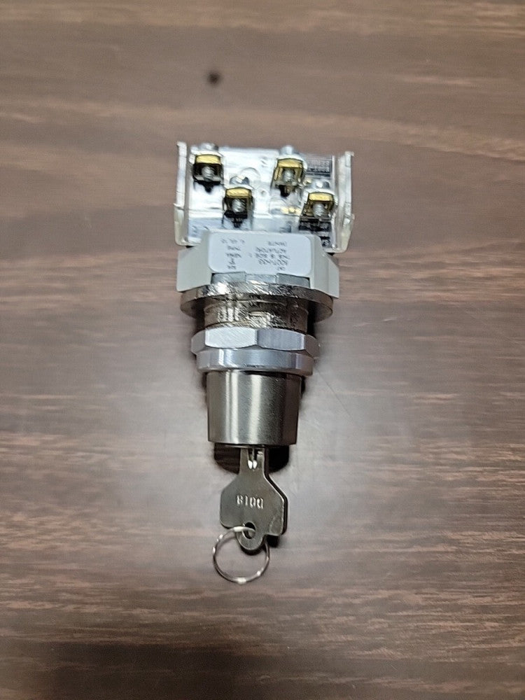ALLEN BRADLEY 800T-H33B SERIES T 2 POSITION MAINTAINED CYLINDER LOCK SWITCH- NEW