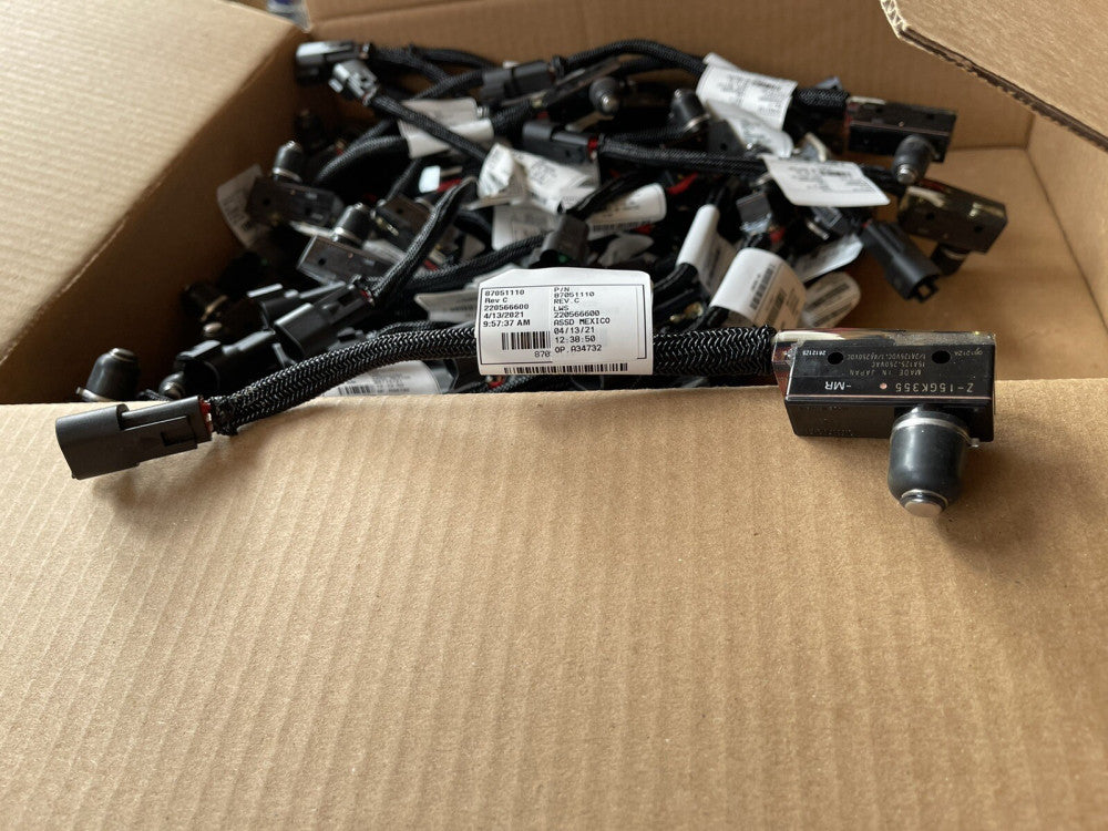 (1) GENUINE CASE - NEW HOLLAND - CNH DOOR SWITCH 87051110 **FREE SHIPPING**