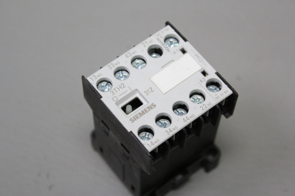 UNUSED SIEMENS CONTACTOR RELAY 3TH2081-0GU4