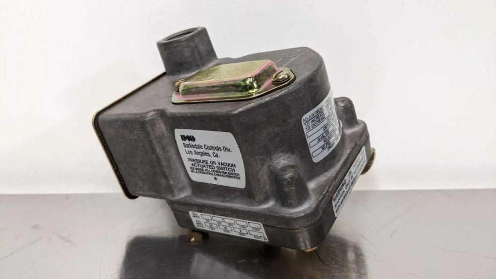 Barksdale D2T-H18 Pressure Switch 1/4" 125/250/480VAC 10/10/3A