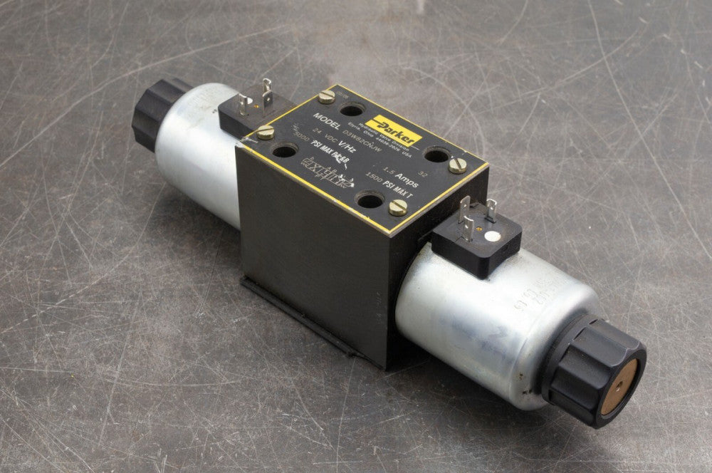 Parker D3W82CNJW Hydraulic Solenoid Valve Manifold 24 VDC 5000 PSI