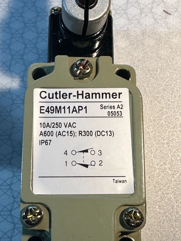 Cutler-Hammer EATON E49M11AP1 Series A2 Limit Switch w/ Roller Arm 10A/250VAC