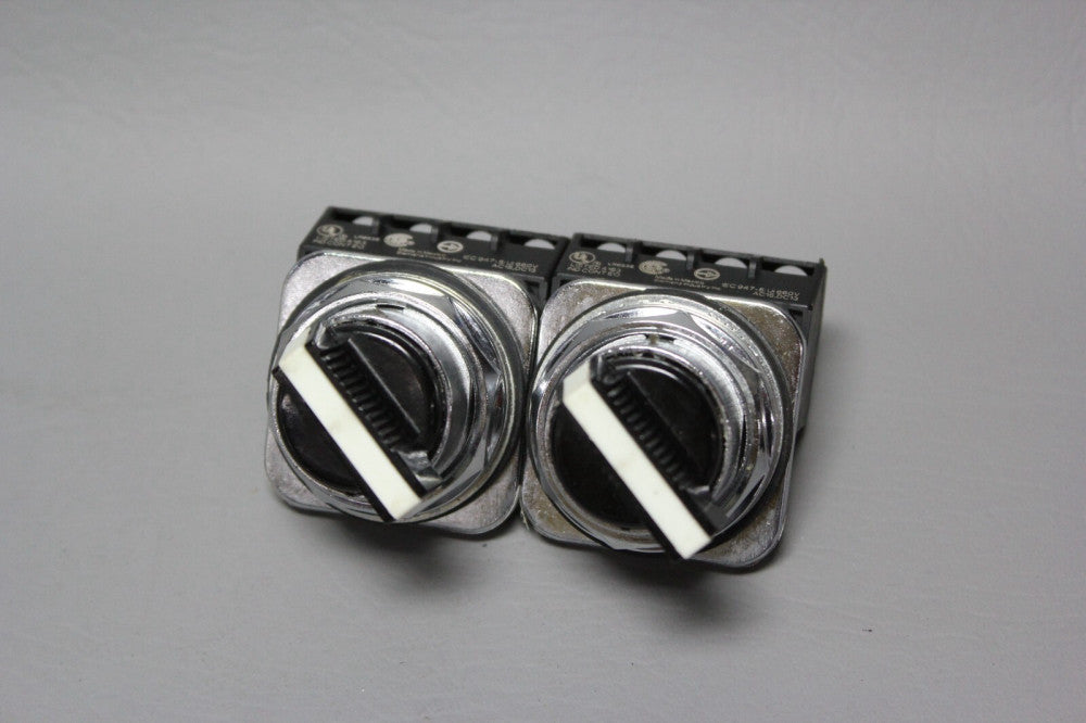 LOT OF 2 SIEMENS SELECTOR SWITCH 2 POSITION  W/CONTACT BLOCK  52SA2AAB W/52BJK