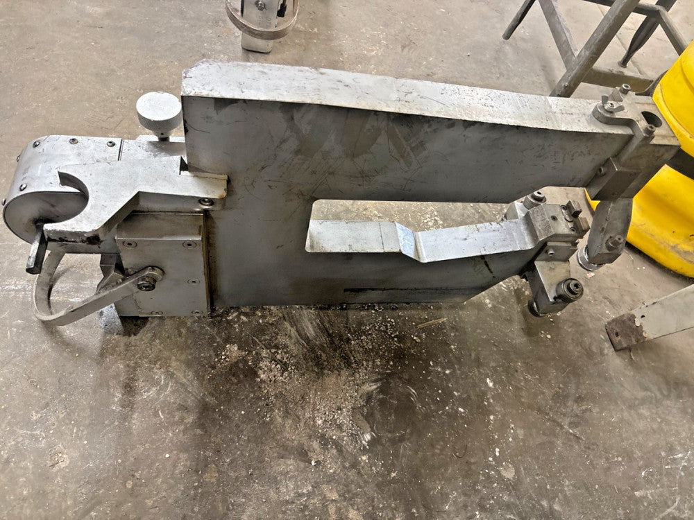 HYDRAULIC SPOT PRESS JAW OPENING: 3-1/2 IN JAW DEPT: 15 IN 1/2 IN PORTS