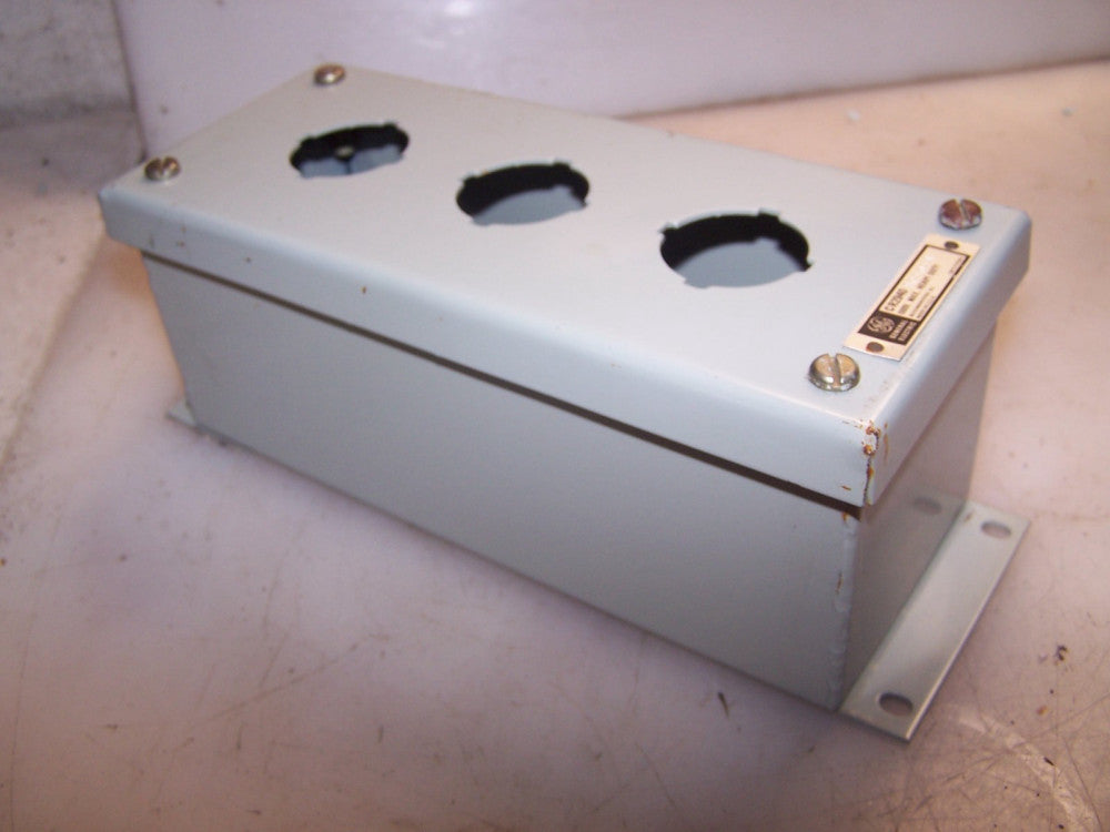 NEW GE 3 HOLE PUSHBUTTON ENCLOSURE CONTROL STATION NEMA 1  CR2940BC303A