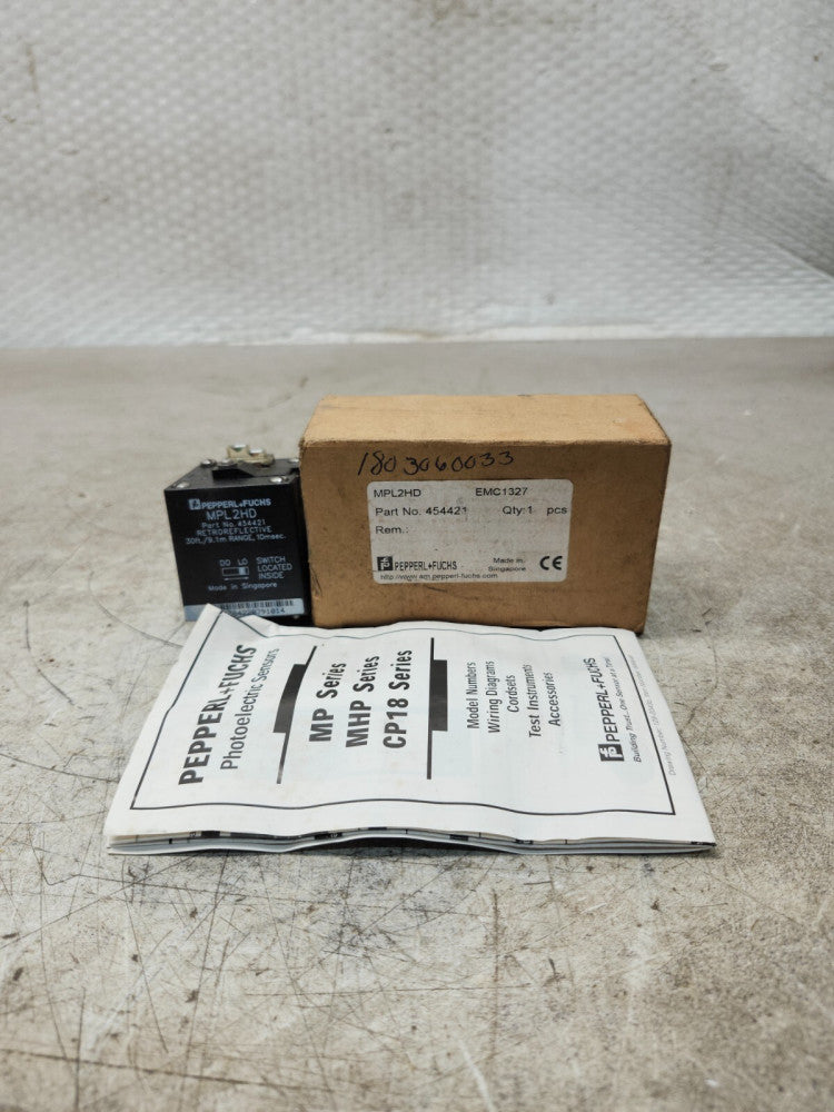 NEW IN BOX PEPPERL+FUCHS Retroreflective Sensor 454421