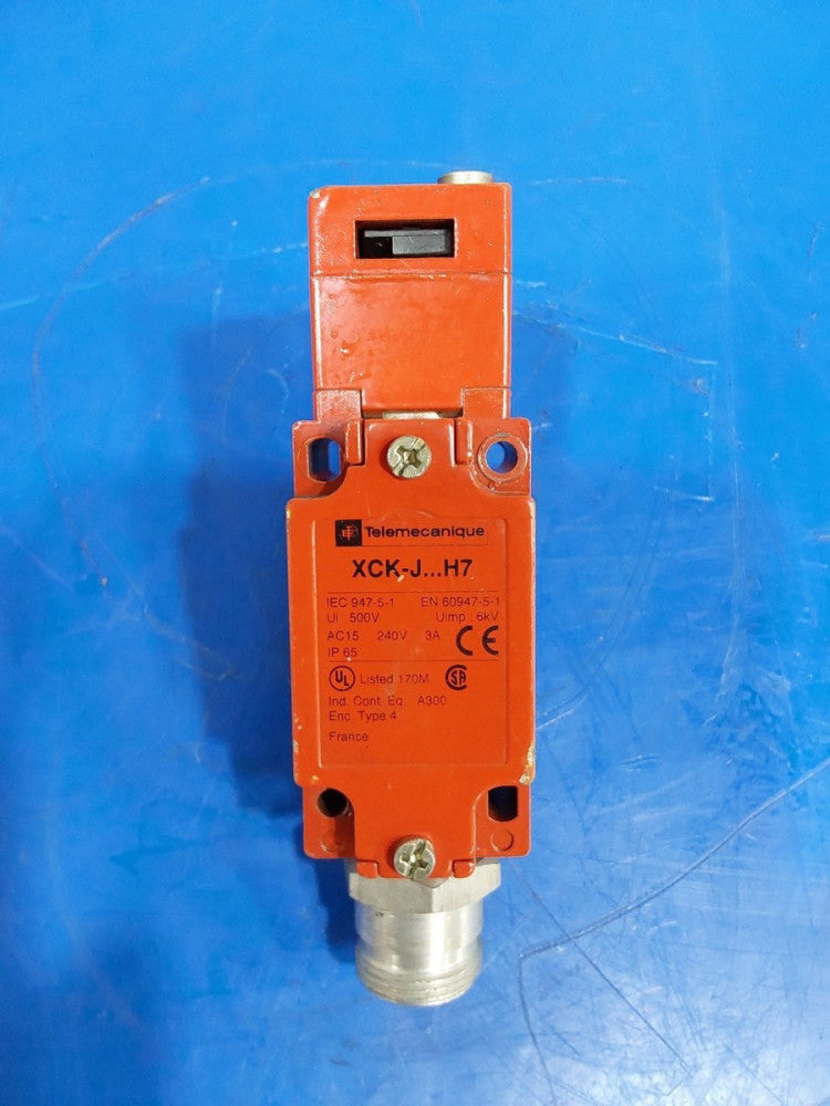 TELEMECAIQUE XCK-J-H7 LIMIT SWITCH BODY 3 AMP 240 VAC WITH HEAD AND WIRE PLUG