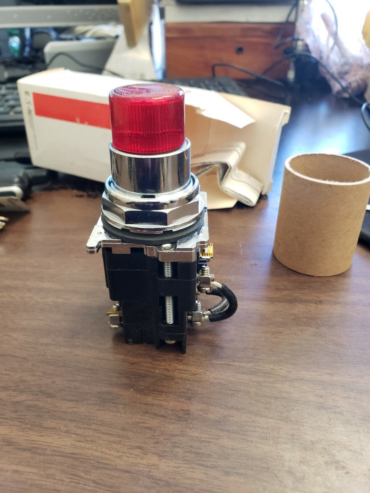 NEW Cutler Hammer Red Press to test Pilot Light 10250T74NR  120vac (A1-5)