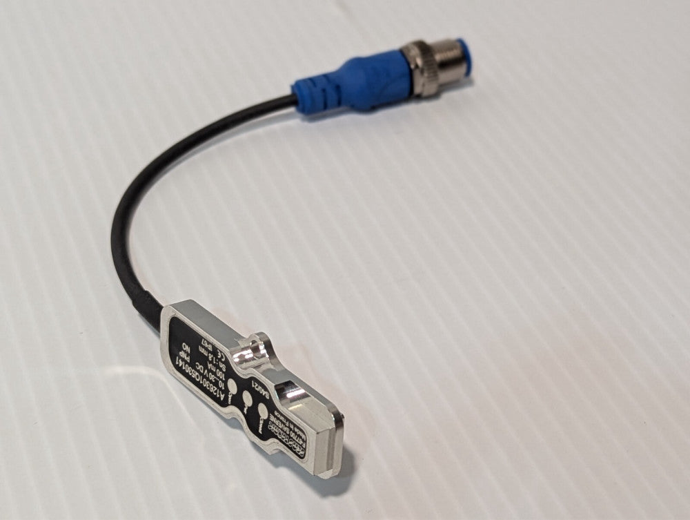 Senstronic A126301Q530141 3-Wire 4-Pin Digital PNP Oxygen Proximity Sensor