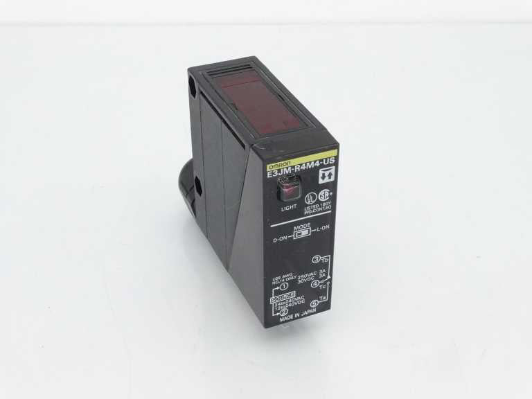 OMRON E3JM-R4M4-US SENSOR - New In Box