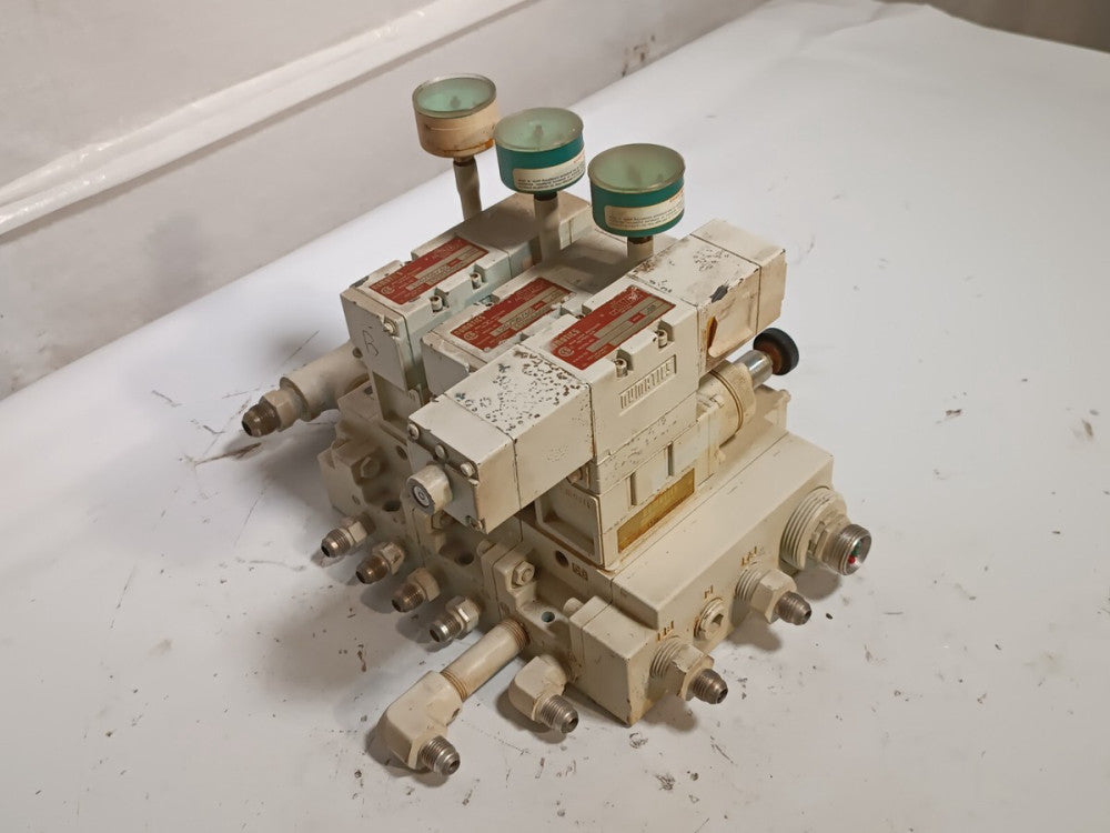 Manifold w/ (3) Numatics 152SA400K 4/2 Position Solenoid Air Valves 120V Coil