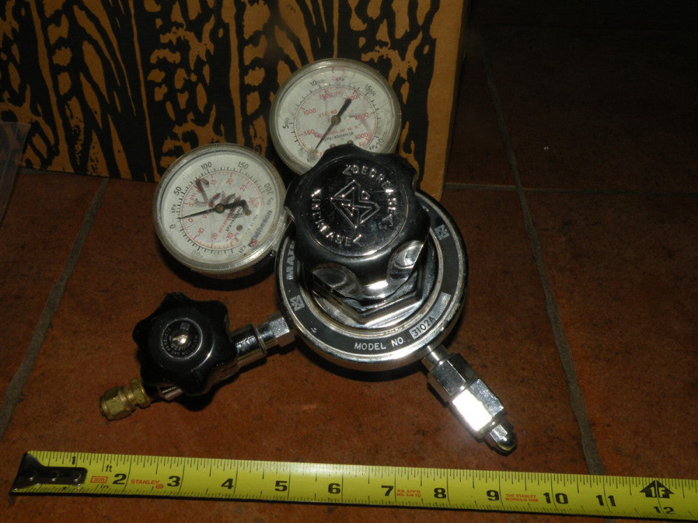 Matheson 3102A Regulator w/ Gauges