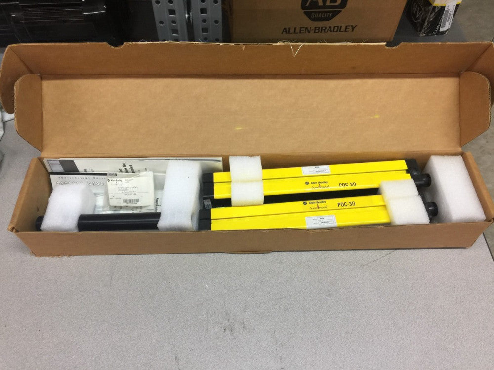 NEW IN BOX ALLEN BRADLEY GUARD MASTER LIGHT CURTAIN SET 440L-P4D0300-N
