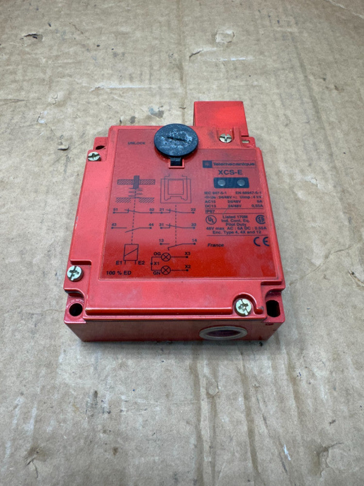 NEW NO BOX TELEMECANIQUE SAFETY LIMIT SWITCH XCS E7313 *NO KEY*