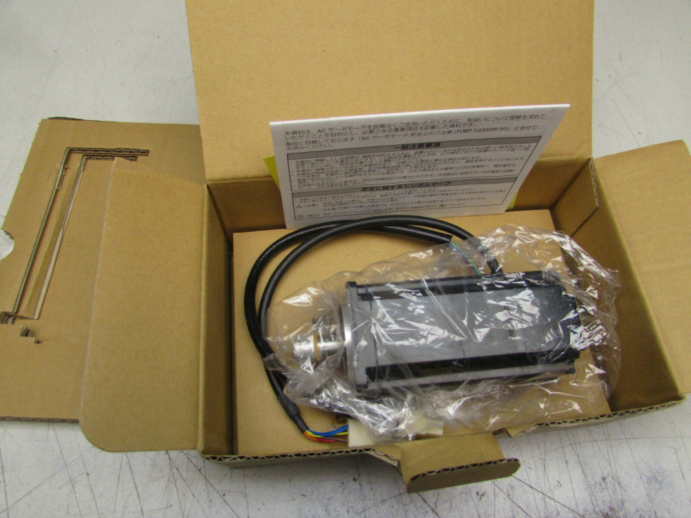 YASKAWA SGM-04A312 AC SERVO MOTOR 400W 200V 2.6A NEW IN BOX MAKE OFFER !! 