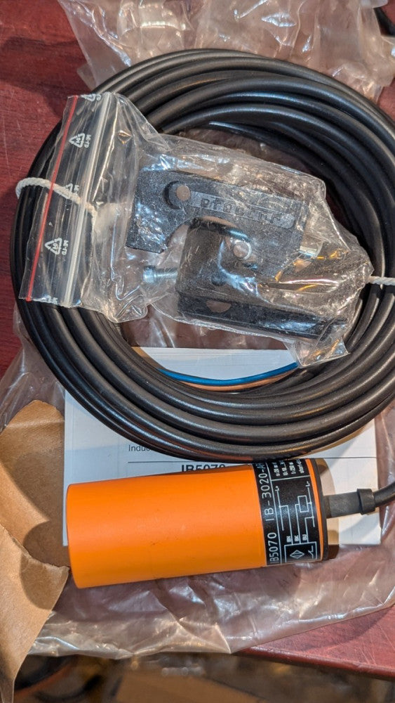 IFM Efector Inductive Sensor IB5070 / IB-320-APKG NOS