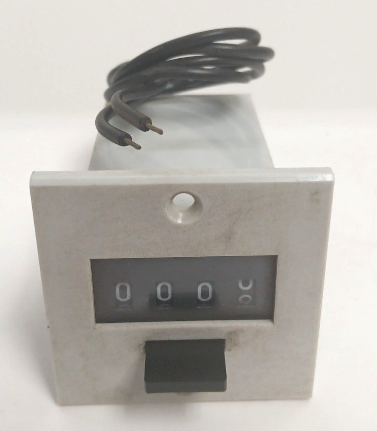 REDINGTON PANEL MOUNT ELECTROMECHANICAL TOTALILIZING COUNTER P2-4904 115 AC 3W