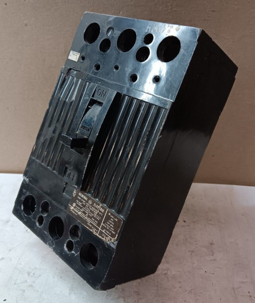 GE TQD32150 CIRCUIT BREAKER 150 AMP 3 POLE 240 VAC *FLAW