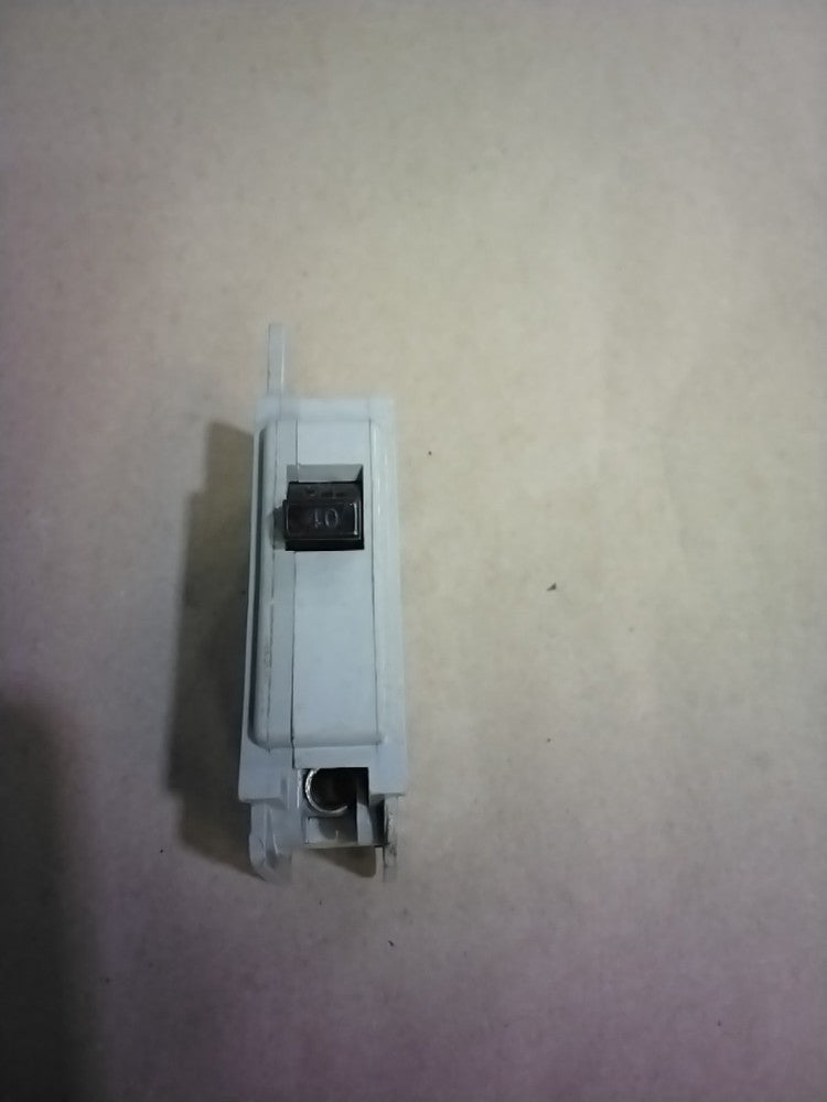 ITE HB1-B040 40 AMP 1 POLE 120/240 VAC CIRCUIT BREAKER (Chipped See Pics)