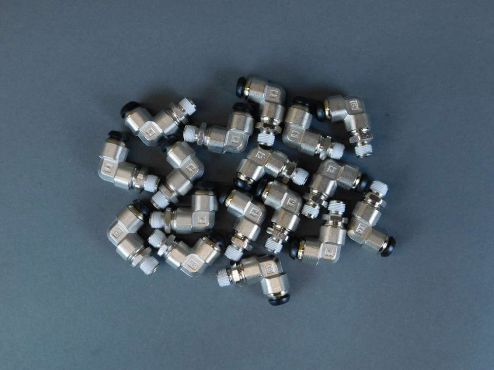 *Lot of 17* Parker XC63PB8-1/8 Fluid Connectors - NEW Surplus!