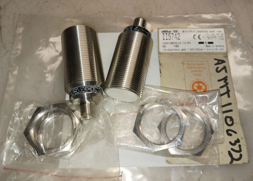 2) EFFECTOR II5742 INDUCTIVE PROXIMITY SWITCH IIK3015BBPKG/US-104-DPS  LOT OF 2