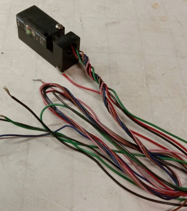 KEYENCE PZ-101 PHOTOELECTRIC SENSOR WITH BUILT IN AMPLIFIER