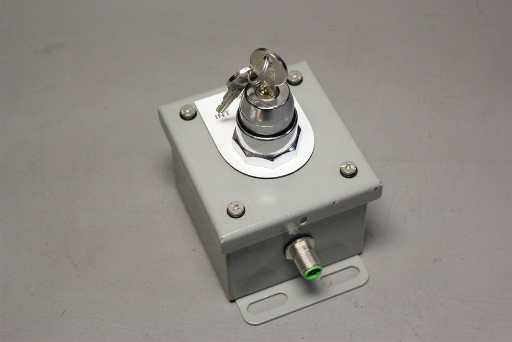 SQUARE D KEYED MOMENTARY SELECTOR SWITCH IN ENCLOSURE .