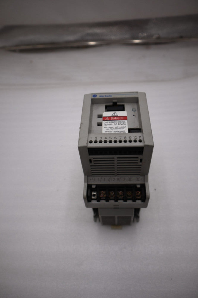 ALLEN BRADLEY 160-BA03NPS1 AC 1HP 380-460V-AC 0-240HZ DRIVE NEVER USED #H383A