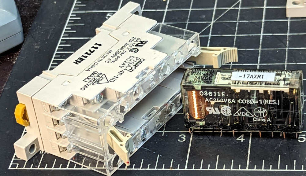 You are bidding on a 14 Pin, DIN Rail, Relay Socket 24V, 6A, P7SA-14F-ND [OF52]
