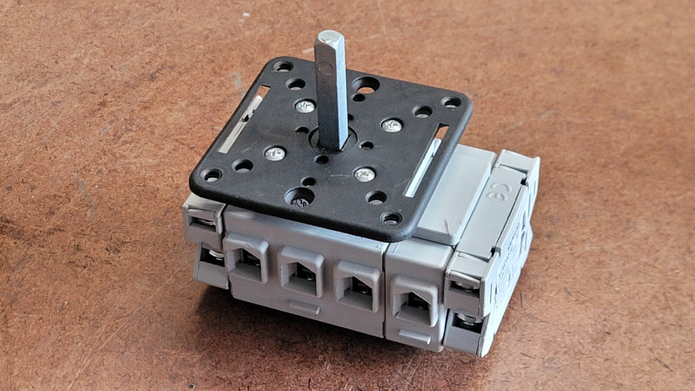 Siemens 3LD2203-0TK51 Disconnect Switch w/ x2 3LD9200-5B Auxiliary Contact Block