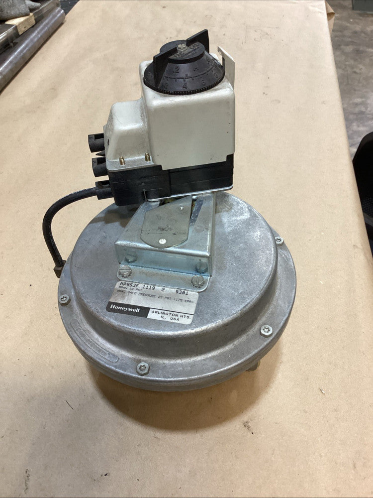 HONEYWELL MP953F1119 PNEUMATIC VALVE ACTUATOR W/YOKE ASSEMBLY SPAN 3 PSI NOS