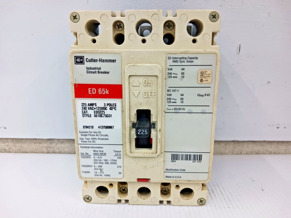 CUTLER HAMMER 225 AMP CIRCUIT BREAKER 3 POLE 240 VAC / 125 VDC ED3225 (FLAW)
