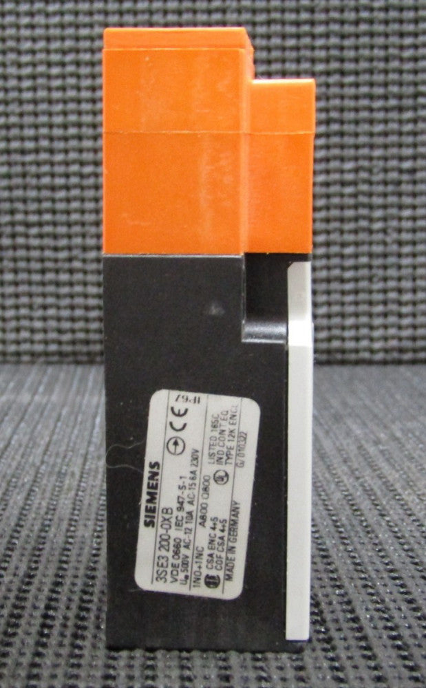 SIEMENS 3SE3 200-0XB 10A 230V IP67 INTERLOCK LIMIT SWITCH