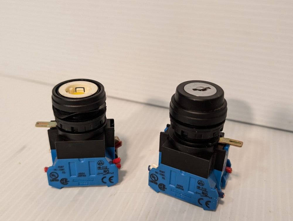 Lot of 2 IDEC HW-DA1F Position Selector Switch Maintained, no key, yellow light