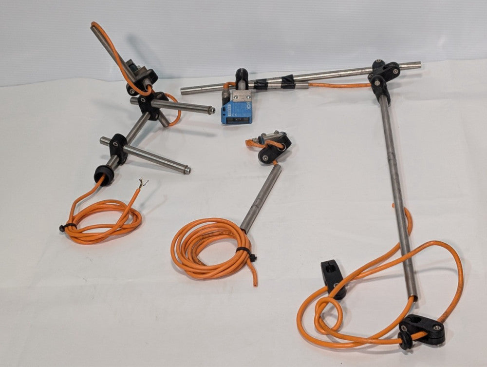 Lot SICK KT2G-2B3711 WL140-F440 photoelectric sensors 10-30V, misc mounting arms