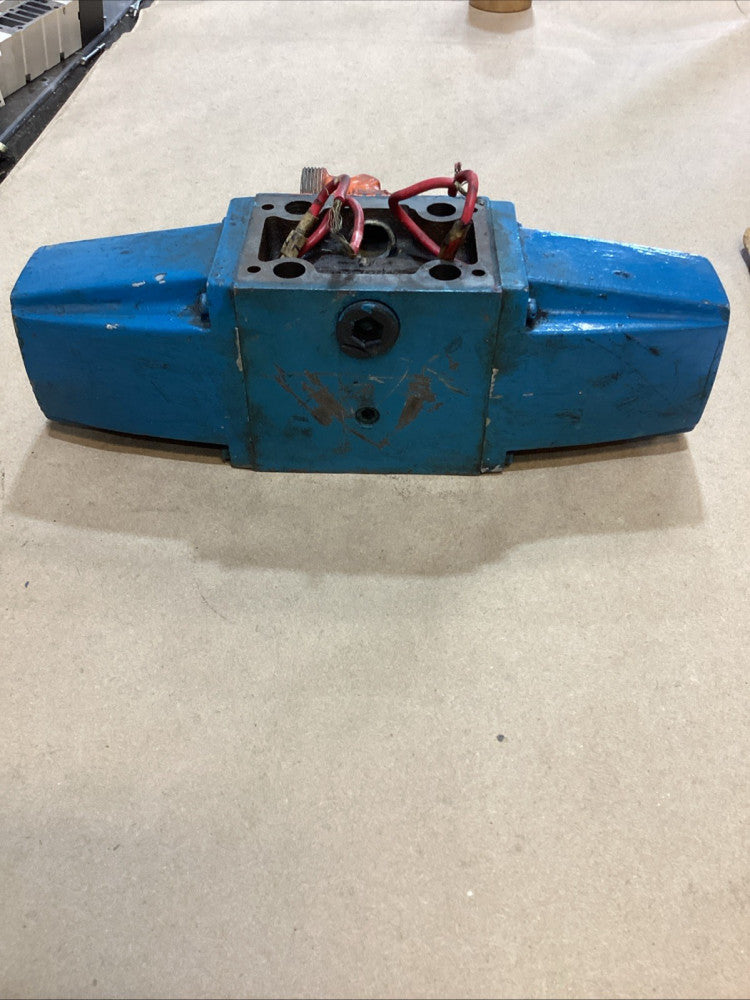 Sperry Vickers 2X P/N 400823 Solenoid and Valve Assembly *FREE SHIPPING*