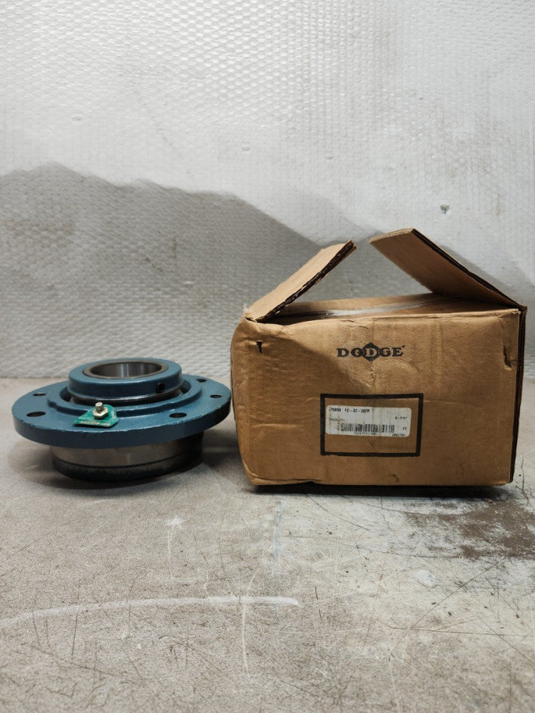 NEW IN BOX DODGE PILOTED FLANGE BEARING FC-S2-207R 070654