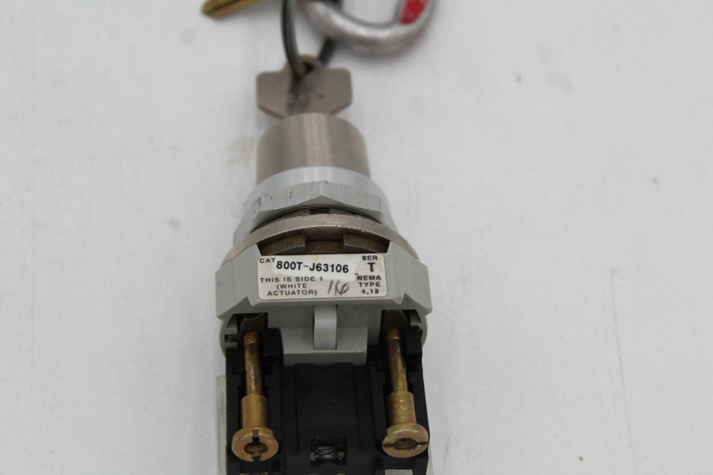 Allen-Bradley 800T-J63106 Ser. T Keyed Selector Switch