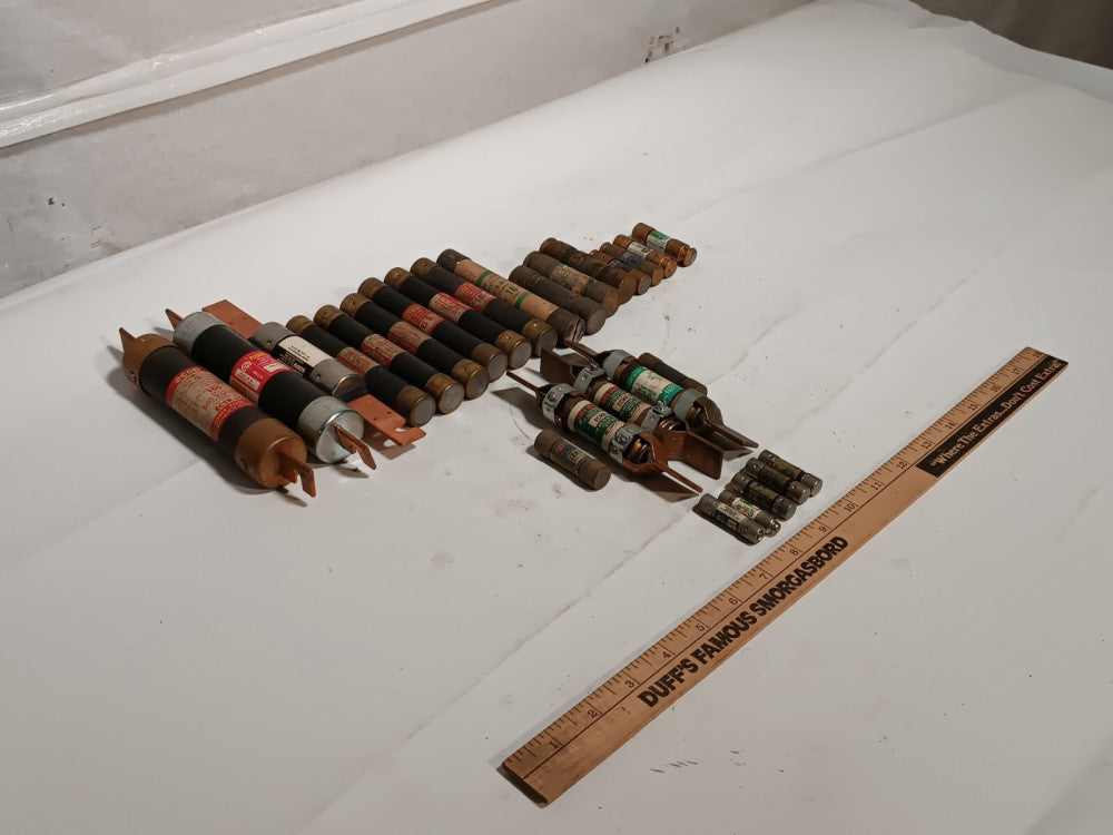 Large Lot of Fuses Incl. 100A, 90A, 60A, 10A, 6.25A, 4.5A, 1A Miniatures