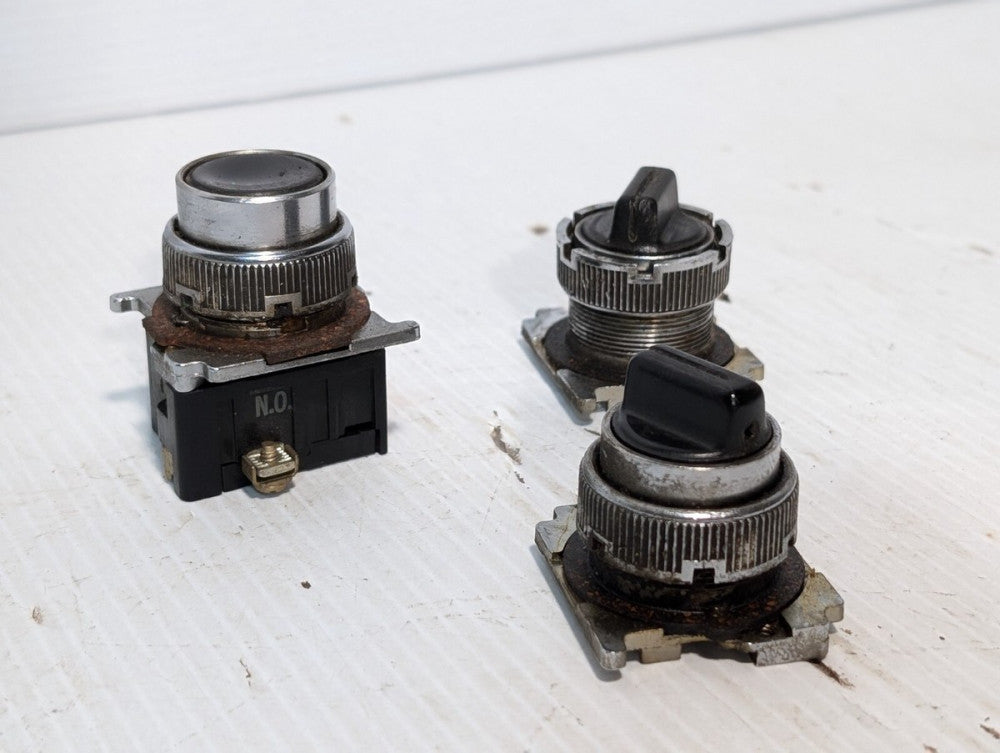 Lot of 3 Eaton Cutler Hammer switches: 1 pushbutton, 2 selector
