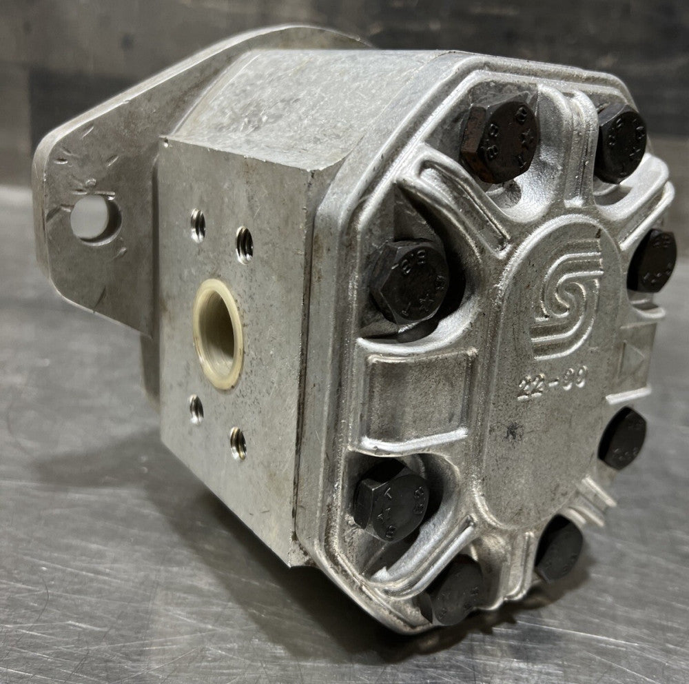SAUER DANFOSS TAP22-90/22 S SC 07/9B Gear Motor Nos Surplus