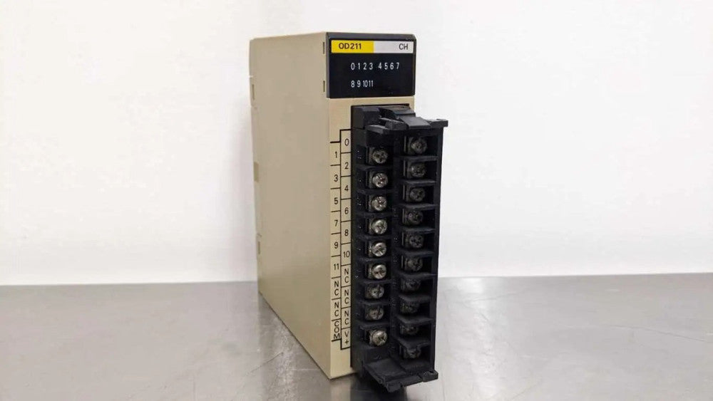 Omron C200H-OD211 Output Module