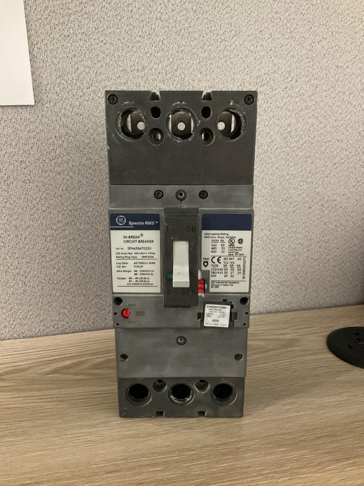 Spectra RMS ™ HI-BREAK CIRCUIT BREAKER Cat. No. SFHA36AT0250 250 Amp Max 600 VAC